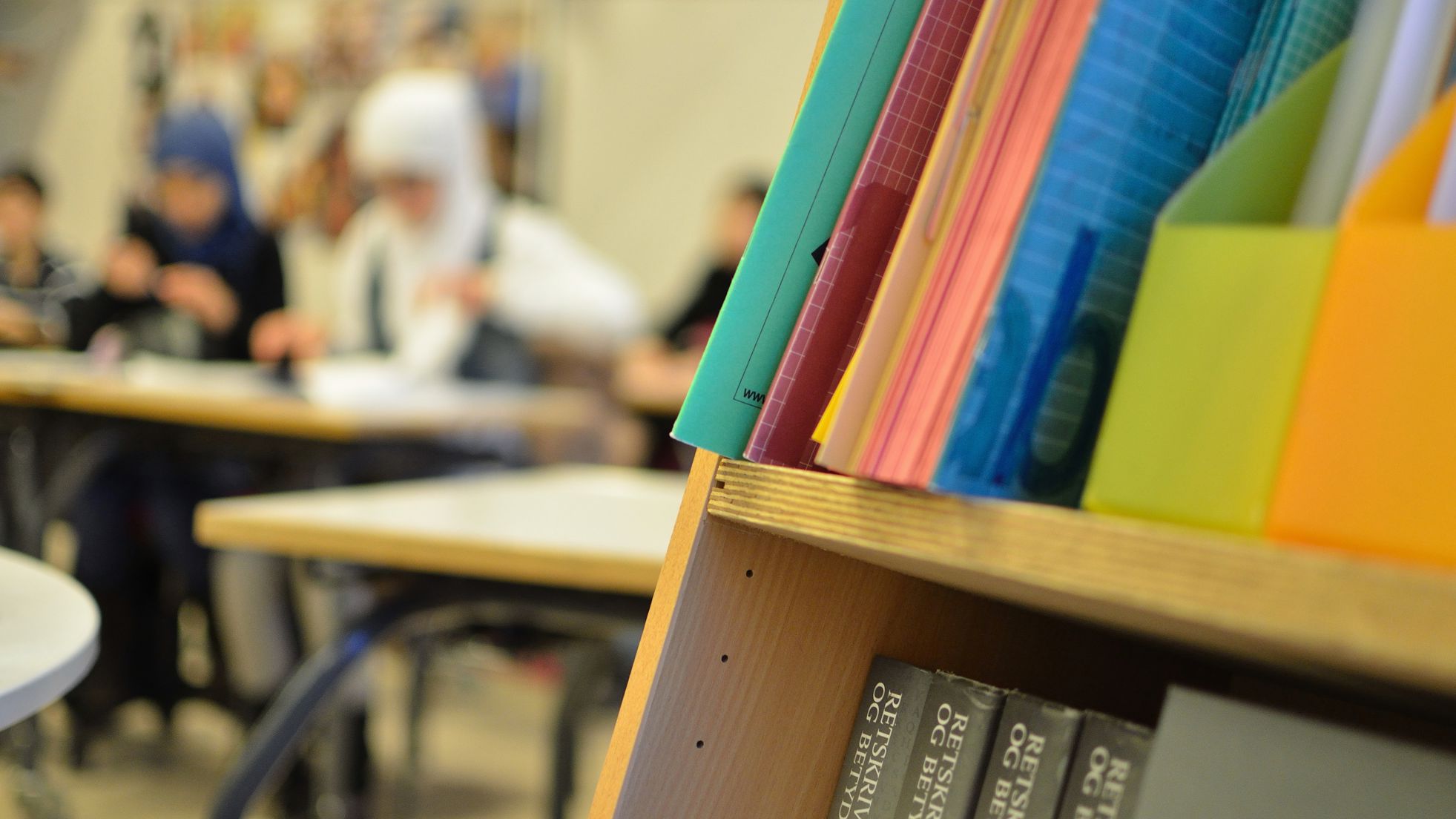 Reol med skolehæfter