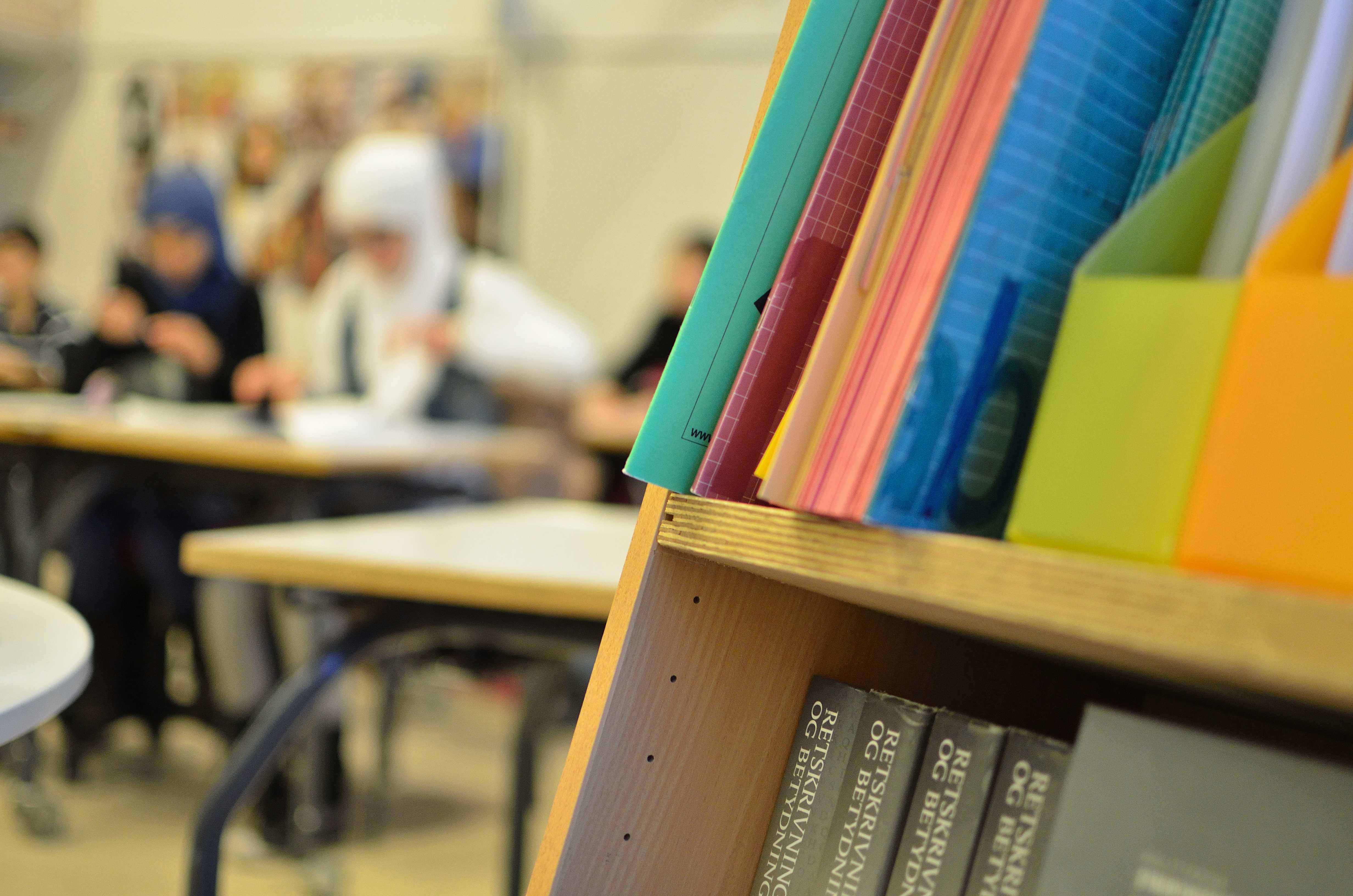 Reol med skolehæfter